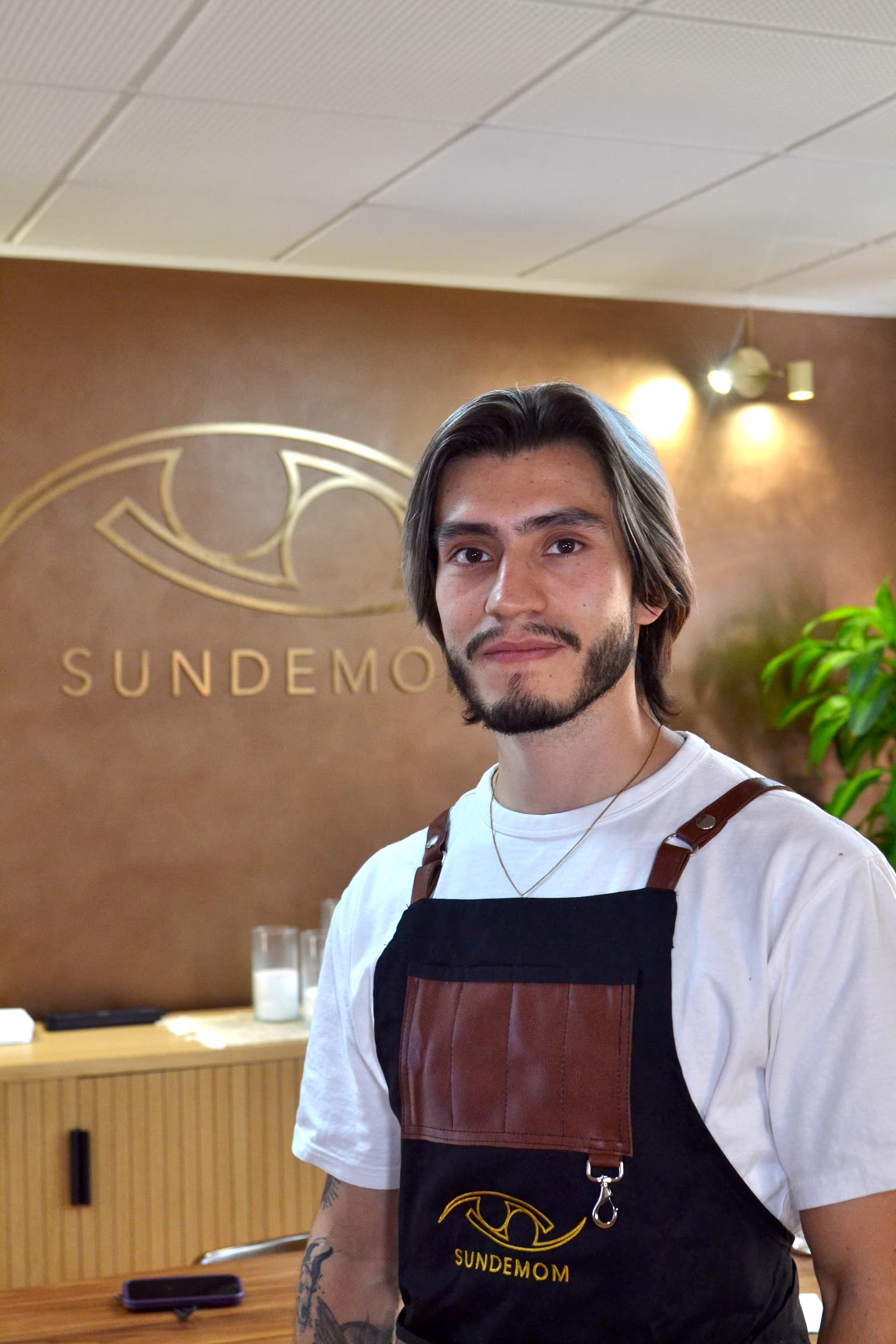 Jhoan, artista de Sundemon Tattoo Studio